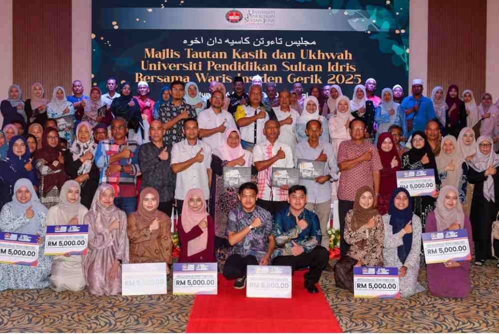 Md Amin (tengah) bergambar bersama keluarga dan waris mangsa yang menerima sumbangan pada Majlis Tautan Kasih dan Ukhwah UPSI Bersama Waris Insiden Gerik 2025 di Tok Bali, Kelantan.