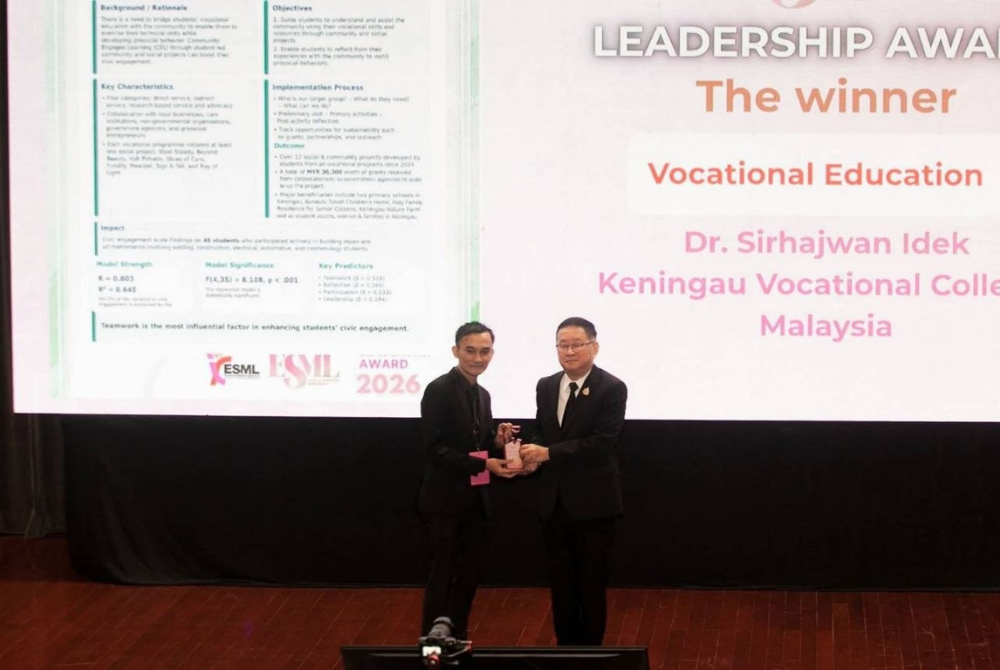 Sirhajwan menerima anugerah daripada Menteri Pendidikan Thailand.