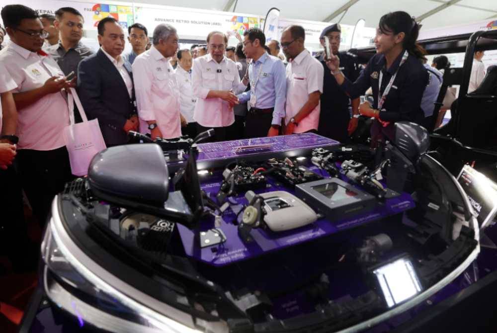 Timbalan Perdana Menteri merangkap Pengerusi Majlis TVET Negara, Datuk Seri Dr Ahmad Zahid Hamidi (tiga dari kiri) mengiringi Anwar melawat reruai pameran pada Majlis Pelancaran GTPC dan Perasmian Forum Industri Berimpak Tinggi sempena Hari TVET Negara 2026 di Auditorium Tun Azizan Zainal Abidin pada Sabtu lalu.