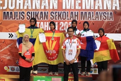 Kedatangan Ithnin (depan, tengah) bukan sahaja memeriahkan kejohanan, malah memberi suntikan motivasi kepada para atlet yang sedang berjuang mengharumkan nama negeri masing-masing di pentas kebangsaan. 