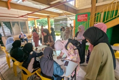 Melangkah ke IPT bukan sekadar bertukar tempat belajar. Ia adalah permulaan kepada satu perjalanan yang akan membentuk cara berfikir, kematangan diri, pengurusan masa, kewangan dan hala tuju masa depan. Foto: Facebook Kolej Matrikulasi Melaka 