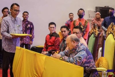 Kah Woh (duduk di kiri) mengiringi Raja Perlis Tuanku Syed Sirajuddin Jamalullail (duduk kanan) berkenan menyempurnakan perasmian bangunan baharu Jabatan Pendidikan Perlis pada Rabu. Turut berangkat Raja Muda Perlis Tuanku Syed Faizuddin Putra Jamalullail serta putera baginda Syed Sirajuddin Areeb Putra.