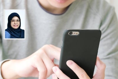 Mereka berhadapan dengan ancaman seperti buli siber, eksploitasi seksual, pemangsa dalam talian, penipuan digital, penyebaran maklumat palsu dan kandungan berbahaya yang boleh memberi kesan jangka panjang terhadap perkembangan emosi dan psikologi mereka. Foto: Canva. Gambar kecil: Dr Nuur Alifah 