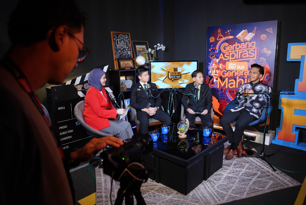 Disebalik tabir sesi rakaman audio siar.