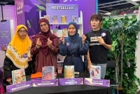 Noorliza (dua kanan) bersama-sama penulis novel yang lain di Pesta Buku Antarabangsa Kuala Lumpur (PABKL) 2026.