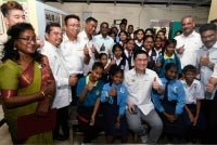 Kah Woh bersama murid-murid SJKT Rajaji semasa hadir pada majlis penyerahan surat kelulusan pembinaan bangunan baharu sekolah berkenaan. Hadir sama Guru Besar SJKT Rajaji, B.Lueis Mary (kiri).