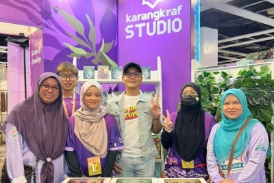A. Darwisy (tiga dari kanan) bersama kru Grup Buku Karangkraf di Pesta Buku Antarabangsa Kuala Lumpur 2026.