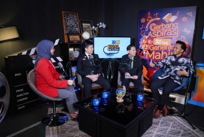 Dari kiri: Jeed Zulkifl i, Chiah Wen Yuan, Muhammad Rizqi Aiman dan Mohd Haiqal sewaktu rakaman podcast Bual Bestari: Cerita Masa Depan.