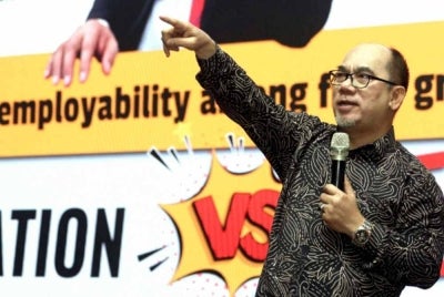 Mohammad Shatar sewaktu menyampaikan ceramah pada Program 'Graduate Employability: Antara Realiti dan Ekspektasi di Pusat Konvensyen UUM pada Ahad.
