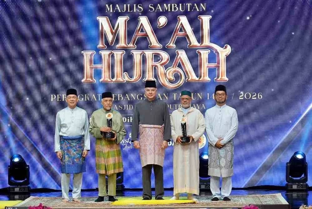 Timbalan Yang di-Pertuan Agong Sultan Nazrin Shah (tengah) yang juga Sultan Perak berkenan bergambar bersama penerima anugerah Tokoh Ma'al Hijrah, Profesor Emeritus Datuk Dr Osman Bakar (dua, kiri) dan Dr Ahmad Al-Raysuni (dua, kanan) pada Majlis Sambutan Maal Hijrah Peringkat Kebangsaan Tahun 1448H/2026M di Masjid Putra.