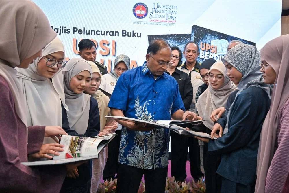 Zambry (tengah) melihat Buku Nahas Gerik: UPSI Berduka bersama sebahagian mangsa yang terselamat dalam tragedi kemalangan bas pelajar UPSI di Gerik pada 9 Jun tahun lepas, pada pelancaran buku itu di Bilik Diraja Dewan Tuanku Canselor, UPSI.
