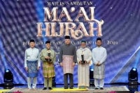 Timbalan Yang di-Pertuan Agong Sultan Nazrin Shah (tengah) yang juga Sultan Perak berkenan bergambar bersama penerima anugerah Tokoh Ma'al Hijrah, Profesor Emeritus Datuk Dr Osman Bakar (dua, kiri) dan Dr Ahmad Al-Raysuni (dua, kanan) pada Majlis Sambutan Maal Hijrah Peringkat Kebangsaan Tahun 1448H/2026M di Masjid Putra.
