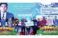 Mohd Shukri (empat dari kiri) menyerahkan replika cek kepada pelajar cemerlang STPM 2025.