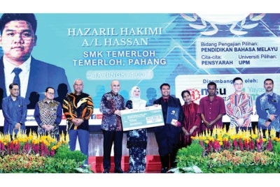 Mohd Shukri (empat dari kiri) menyerahkan replika cek kepada pelajar cemerlang STPM 2025.