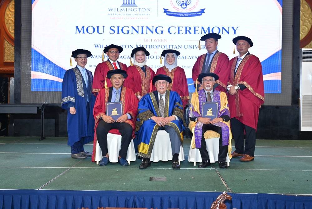 Barisan penerima anugerah bersama pihak pengurusan selepas Majlis Konvokesyen Wilmington Metropolitan University baru-baru ini.