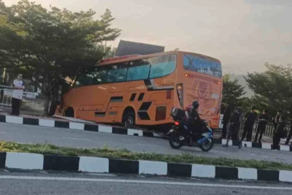 Bas membawa 32 pelajar kolej terlibat kemalangan di KHTP, Kulim, Kedah. 