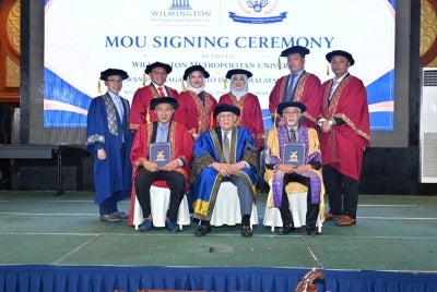 Barisan penerima anugerah bersama pihak pengurusan selepas Majlis Konvokesyen Wilmington Metropolitan University baru-baru ini. 