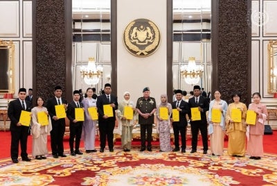 Sultan Ibrahim berkenan bergambar kenangan bersama penerima BYDPA 2026 pada Majlis Penganugerahan BYDPA di Istana Negara, Kuala Lumpur. 