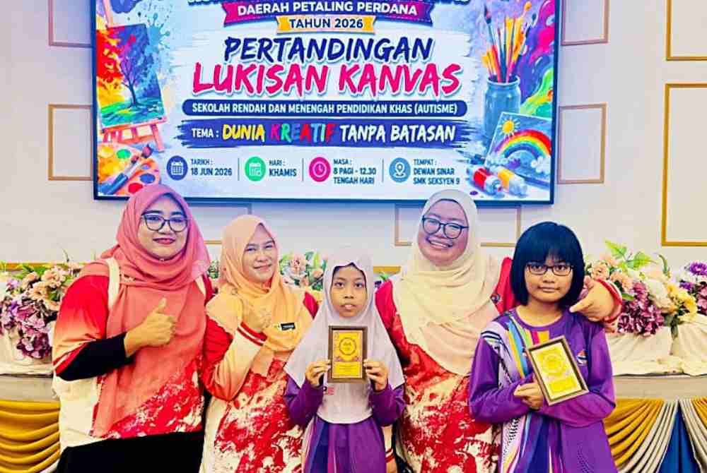 Nur Hanani Ismail (dua dari kiri) tersenyum bangga dengan pencapaian dua orang pelajarnya iaitu Nor Aisyah dan Nur Raisha Rania.