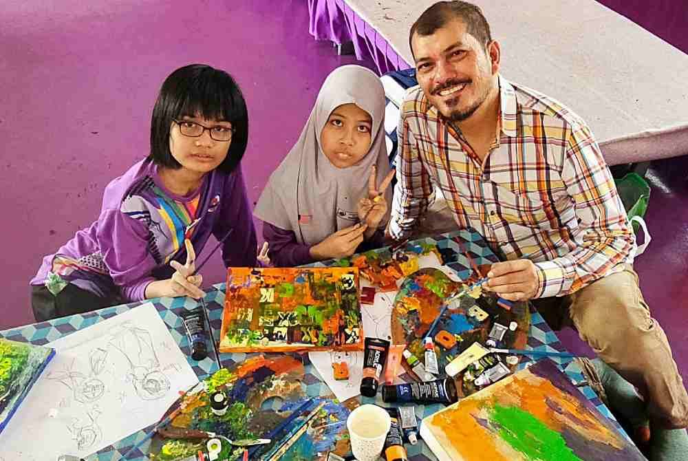 Nor Aisyah dan Nur Raisha Rania mendapat bimbingan daripada pelukis abstrak, Rosli Mohd Nordin bagi mengasah bakat seni kedua-dua pelajar istimewa ini.