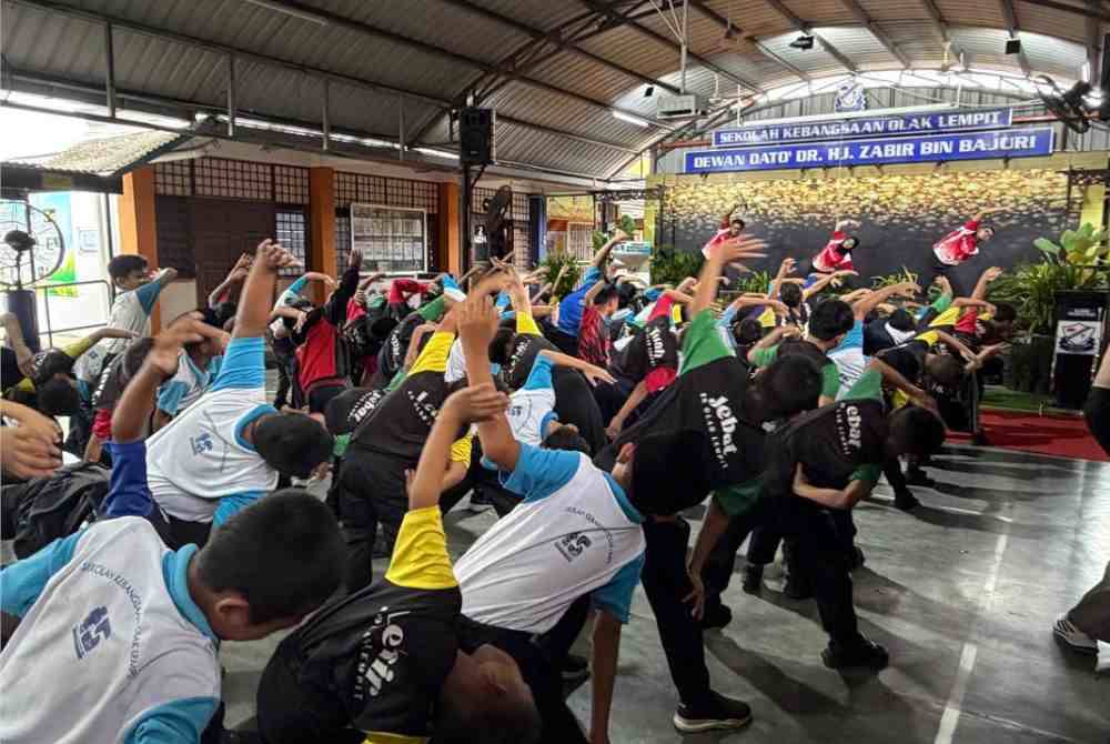 Murid-murid menyertai sesi senamrobik dan aktiviti kecergasan yang dikendalikan oleh mahasiswa Fakulti Sains Sukan dan Rekreasi, UiTM.
