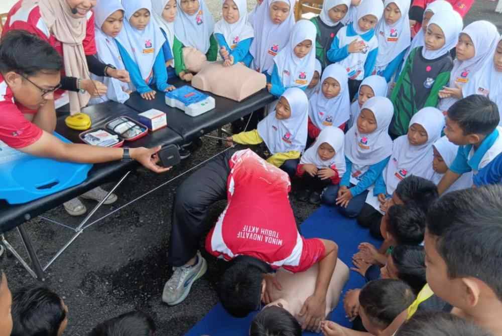 Demonstrasi bantuan kecemasan yang merangkumi teknik Resusitasi Kardiopulmonari (CPR) oleh mahasiswa Fakulti Sains Sukan dan Rekreasi, UiTM.