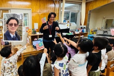 Penulis bersama kanak-kanak prasekolah di Jepun, di mana kami berkongsi tentang budaya Malaysia. Gambar kecil: Profesor Madya Dr Mohd Aliff