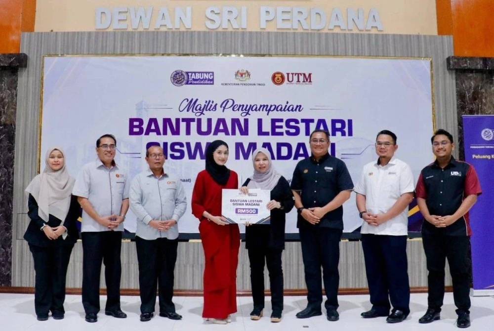 Norliza (empat dari kanan) menyampaikan Bantuan Lestari Siswa Madani PTPTN kepada 125 pelajar UTM di Dewan Sri Perdana, Kolej Perdana, UTM Skudai. 