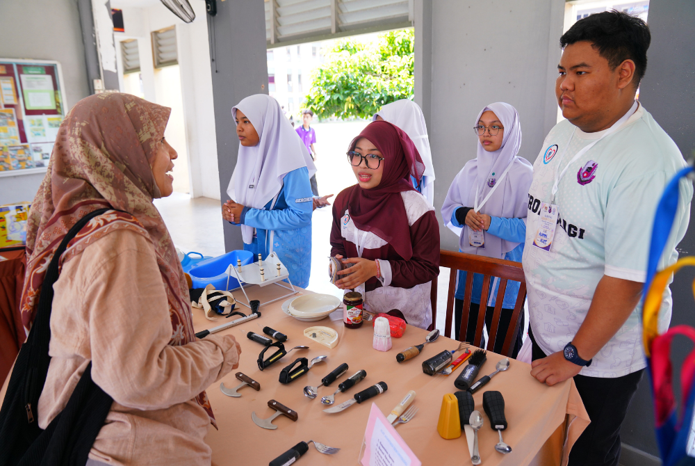 Penerangan mengenai peralatan penjagaan warga emas.