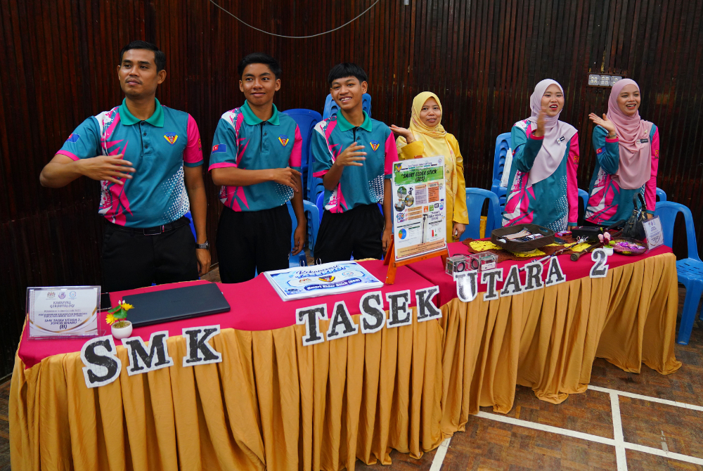 Reruai Sekolah Menengah Kebangsaan (SMK) Tasek Utara 2 mempamerkan produk gerontologi semasa Karnival Gerontologi Peringkat Kebangsaan.
