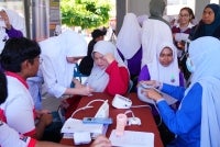 Reruai pemeriksaan kesihatan pengunjung yang hadir semasa Karnival Gerontologi Peringkat Kebangsaan di SMK Seksyen 24 (2) baru-baru ini.