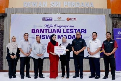 Norliza (empat dari kanan) menyampaikan Bantuan Lestari Siswa Madani PTPTN kepada 125 pelajar UTM di Dewan Sri Perdana, Kolej Perdana, UTM Skudai. 