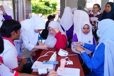 Reruai pemeriksaan kesihatan pengunjung yang hadir semasa Karnival Gerontologi Peringkat Kebangsaan di SMK Seksyen 24 (2) baru-baru ini.