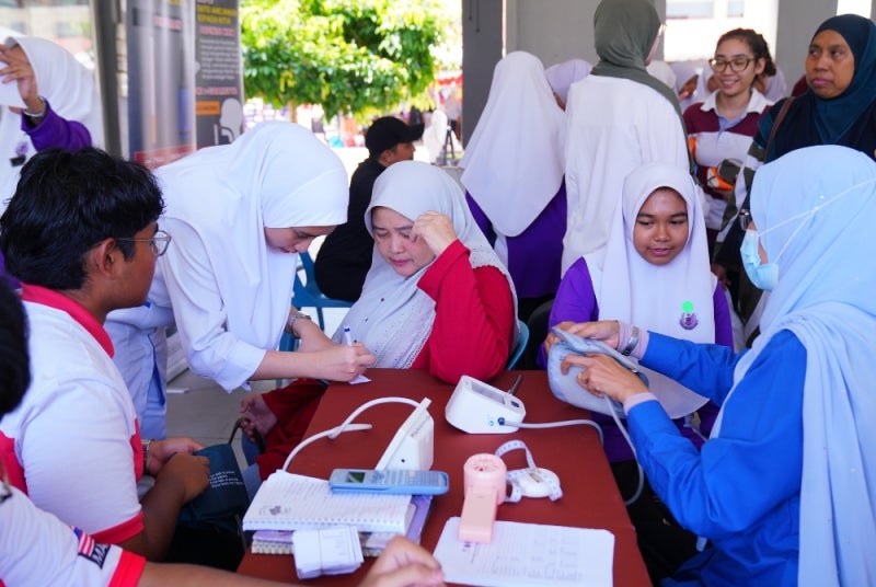 Reruai pemeriksaan kesihatan pengunjung yang hadir semasa Karnival Gerontologi Peringkat Kebangsaan di SMK Seksyen 24 (2) baru-baru ini.
