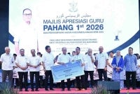 Wan Rosdy (depan, lima dari kiri) menyampaikan anugerah kepada salah seorang penerima sempena Majlis Apresiasi Guru Pahang 1st 2026 dan Penyampaian Hadiah Kecemerlangan SPM 2025 Peringkat Negeri Pahang pada Selasa. Foto: FB Wan Rosdy Wan Ismail 
