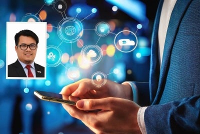 Media sosial pada asalnya dibina untuk mendekatkan masyarakat. Ia membuka ruang komunikasi, perkongsian ilmu dan mempercepat penyampaian maklumat. Namun dalam keghairahan mengejar perhatian, jumlah tontonan dan reaksi pengguna, muncul satu budaya yang membimbangkan iaitu kecenderungan untuk berkongsi terlebih dahulu tanpa memikirkan kesan kepada orang lain. Foto: Canva. Gambar kecil: Mohamad Amirul 