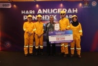 Sepanjang hampir empat dekad berkhidmat, Zulfakar (tengah) telah membimbing dan melahirkan ribuan tenaga profesional yang kini berkhidmat dalam pelbagai sektor strategik negara. 