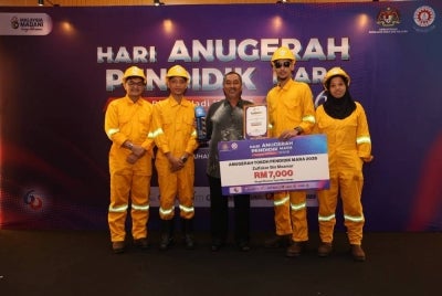 Sepanjang hampir empat dekad berkhidmat, Zulfakar (tengah) telah membimbing dan melahirkan ribuan tenaga profesional yang kini berkhidmat dalam pelbagai sektor strategik negara. 