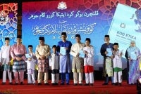 Onn Hafiz dan Mohd Fared (enam dari kiri) menerima buku kod etika guru agama Johor yang disampaikan oleh pelajar sekolah agama sebagai gimik pelancaran pada Sambutan Hari Guru Agama Kerajaan Johor Peringkat Negeri kali ke-28 dan Perasmian Penutup Program Konvensyen Pendidikan Islam Negeri Johor 2026 di Stadium Tertutup Arena Larkin.