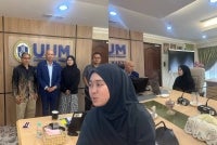 Kisah hidup Umairah sampai ke pengetahuan Naib Canselor UUM, Profesor Dr Ahmad Martadha Mohamad yang tersentuh dengan kesungguhan pelajar tersebut dalam meneruskan pengajian walaupun berdepan cabaran kewangan yang berat. Foto: Facebook Universiti Utara Malaysia (Official FB)