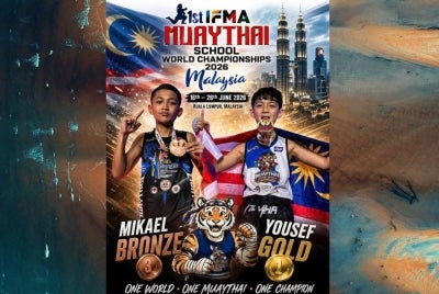 Kejayaan dua atlet ini bukan sahaja menjadi kebanggaan warga SJKC Ping Ming, malah turut mengangkat nama Johor dan Malaysia di persada dunia melalui sukan Muay Thai. Foto: Facebook Jabatan Pendidikan Negeri Johor 