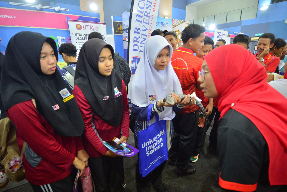 Selain reruai institusi pendidikan tinggi, pelajar boleh melihat dan mempelajari tentang spesies binatang jinak.