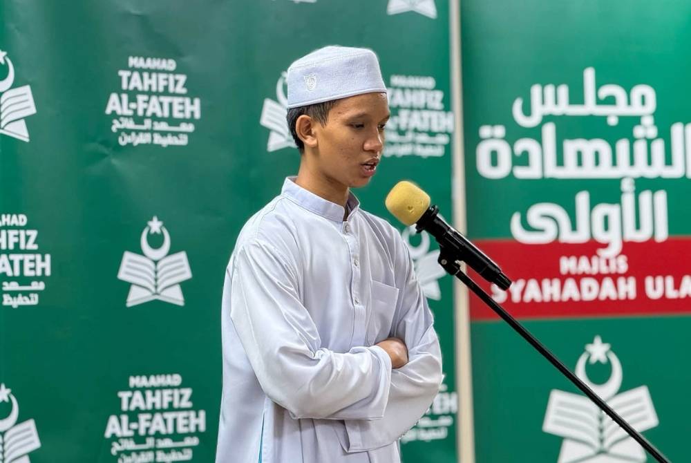Semoga ALLAH memelihara hafazanmu, mengangkat darjatmu dengan al-Quran, menjadikanmu pembela agama, pemimpin umat dan cahaya buat kedua ibu bapamu di dunia dan di akhirat anakanda Tengku Umayr - Ustaz Ahmad Lutfi