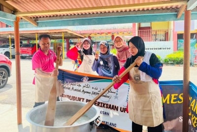 Program Bubur Asyura SRAJR memberi pelbagai impak positif kepada semua yang terlibat. Antaranya ialah memupuk semangat perpaduan, mengukuhkan hubungan antara sekolah dan komuniti serta memperkasakan kerjasama dalam kalangan warga sekolah. 