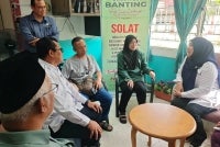 Kunjungan ziarah berkenaan diketuai Pengarah JPN Selangor (kanan) di Hospital Banting.