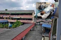 Gambar kecil: Keadaan murid yang dipercayai terjatuh ketika cuba menangkap burung di atas syiling bangunan sekolah itu.