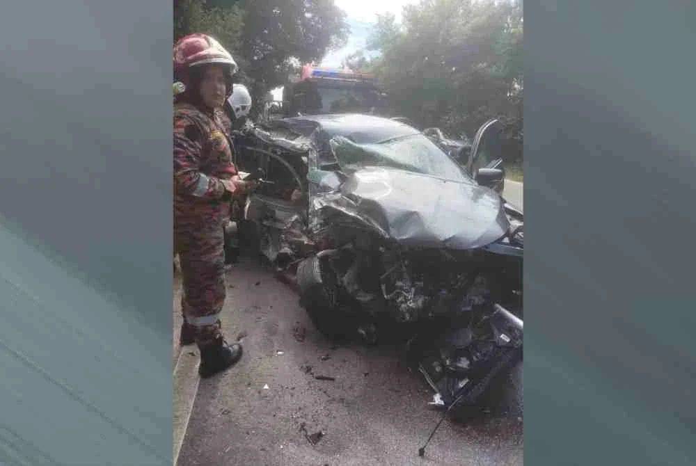 Dalam kejadian kira-kira jam 3.24 petang Rabu, guru pengiring berusia 24 tahun dan seorang pelajar berusia 16 tahun mengalami kecederaan parah selepas tersepit di dalam kereta Proton Saga.