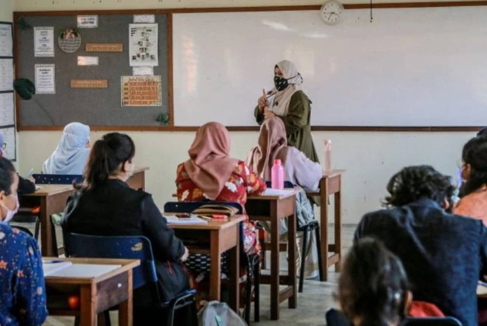 Pada tahun ini, seramai 52,810 pelajar Tingkatan Enam baharu di 616 PTE di seluruh negara akan menerima BAP bernilai RM150 setiap seorang. Gambar hiasan
