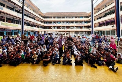 Sebahagian peserta yang menjayakan 'Projek Komuniti: Empowering SKBJ Community Through STEM & Food Safety Knowledge' di SK Bukit Jalil. Program anjuran UiTM Shah Alam itu berjaya memberi pendedahan awal berkaitan STEM dan Keselamatan Makanan kepada 850 murid menerusi pelbagai aktiviti serta eksperimen interaktif yang menyeronokkan.