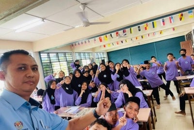 Ustaz Quszaini (kiri) memperkenalkan Formula 'Syukur & Pecah Dinding', satu pendekatan yang memberi penekanan kepada persediaan emosi, penghayatan ilmu dan strategi memahami kandungan pembelajaran secara lebih bermakna.